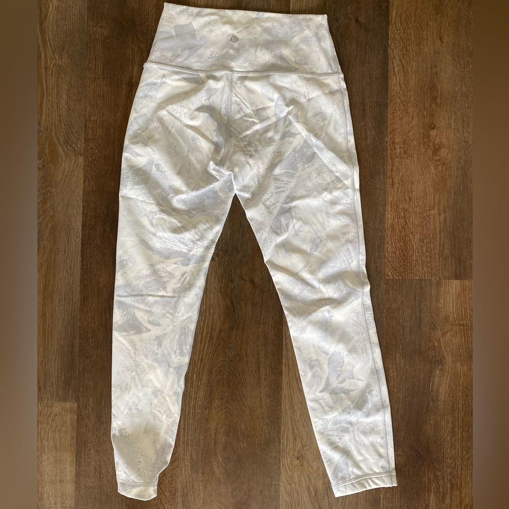 Lululemon White/Grey/Silver Pattern Wunder Under … - image 4